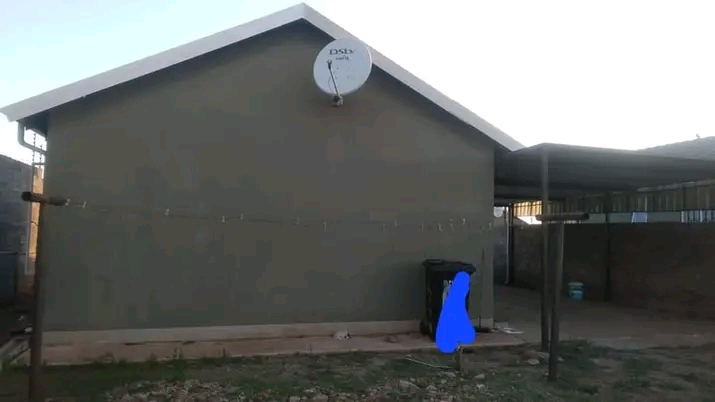 2 bedrooms one bathroom shelter for one car p  in Protea Glen