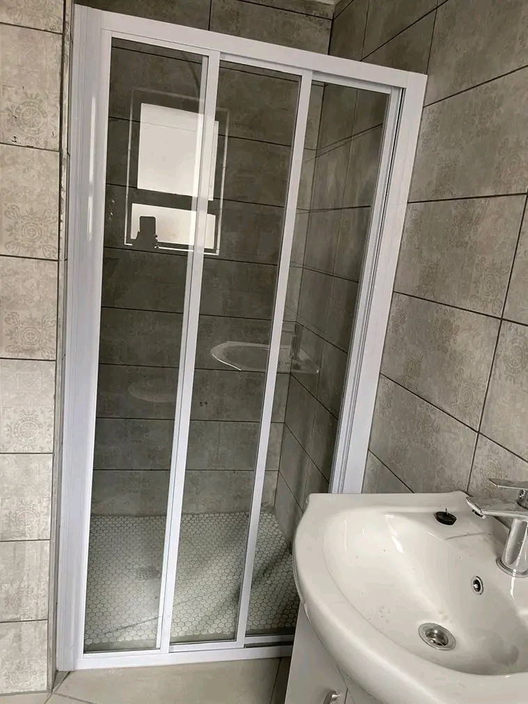 2 fitted bedroom cottage comes with a fitted   in Norkem Park