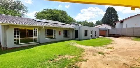 This freestanding house is fully fitted and f  in Randpark Ridge