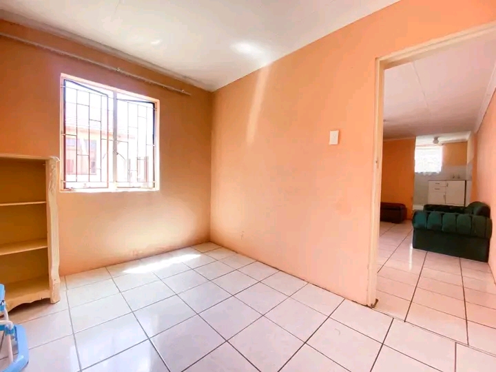 Beautiful 6 bachelor en-suite apartments avai  in Protea North