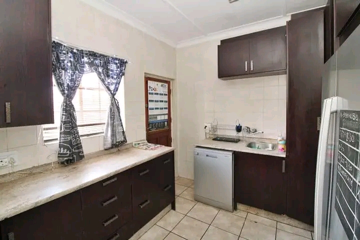 This beautiful 3 bedroom, 1 bathroom, kitchen  in Germiston