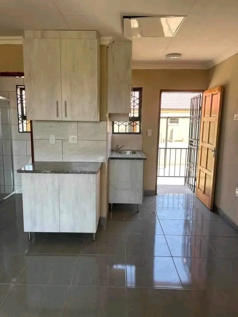 Bachelor s available for rental
are: ext 2
  in Vosloorus