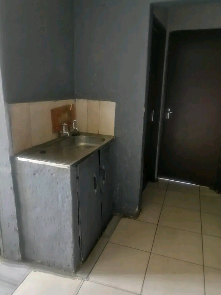 House available...rent 3500 deposit half pric  in Lufhereng