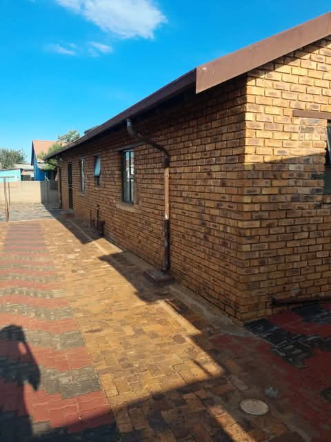 Spacious family home for rent
features:
- 3  in Vosloorus
