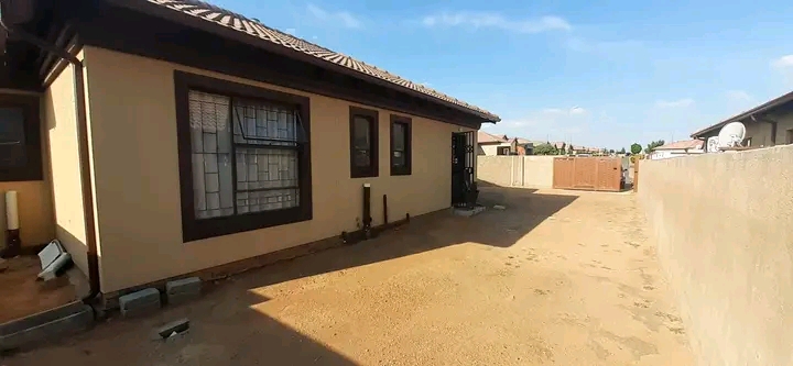 Beautiful and spacious 3bedroom house for ren  in Soshanguve