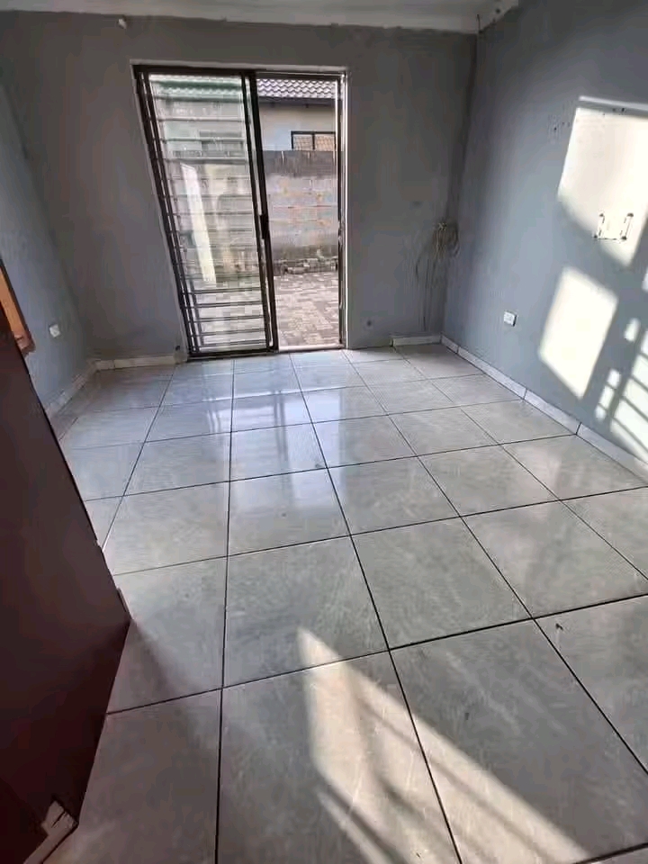 2 bedrooms house with built in wardrobes,fitt  in Vosloorus