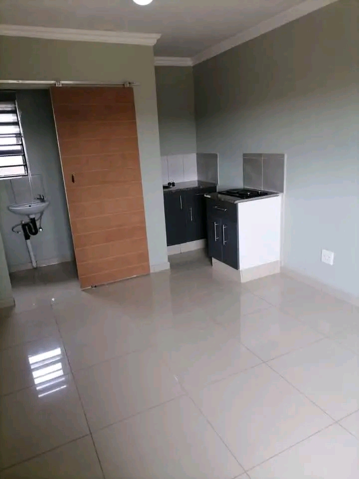 Bachelor available to rent at ext 14
availab  in Vosloorus