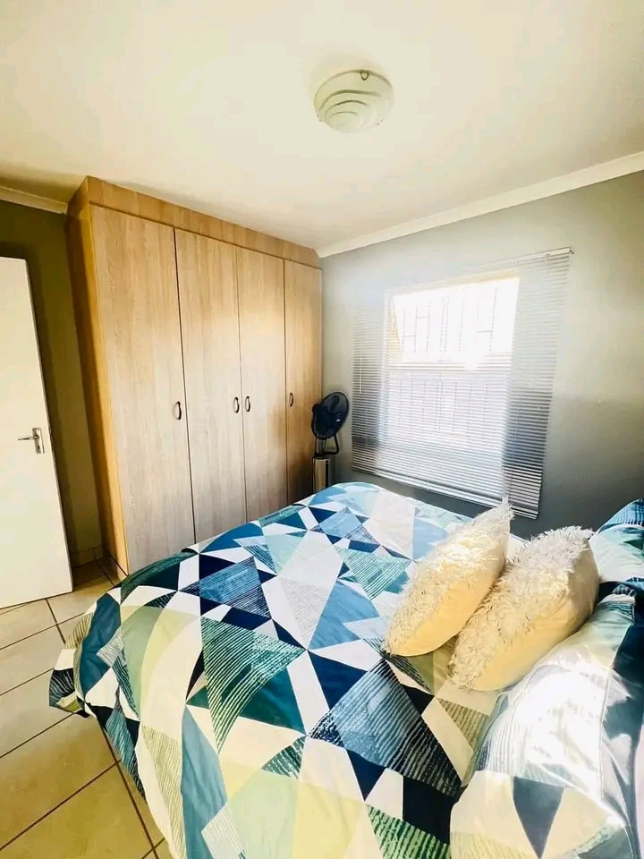 Neat & clean 3 bedroom house. 
empty & avail  in Alberton