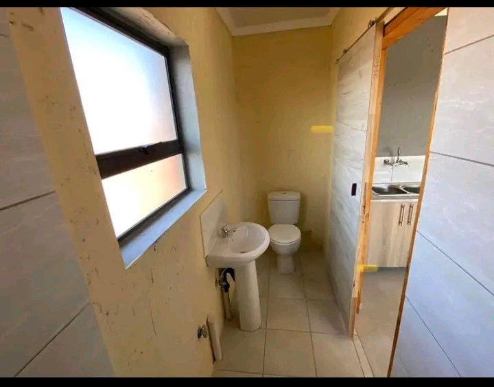 🏠en suit room situated above ground level   in Protea Glen