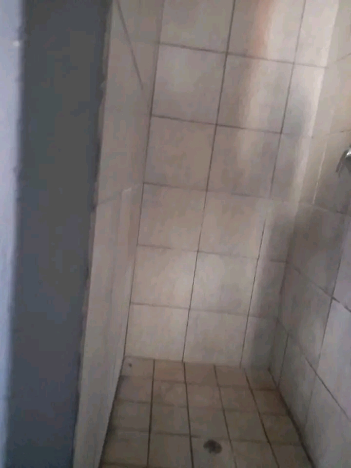 Bachelor unit to let in 7th avenue jhb r2200   in Bezuidenhout Valley