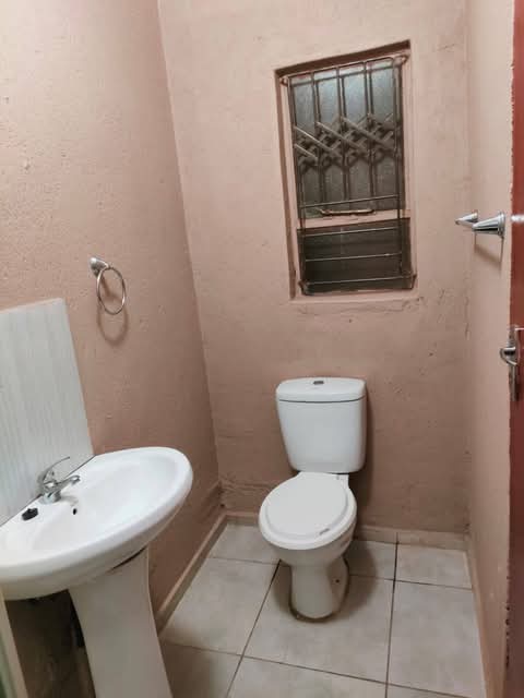 Bachelor unit available at ext 2 with prepaid  in Soshanguve