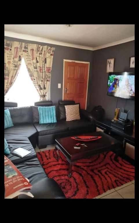 House available in phase 4 rent 4300..deposit  in Braamfischer