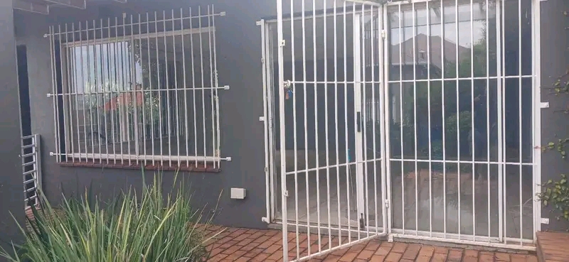 2 bedroom cottage for 8000 water and electric  in Kensington