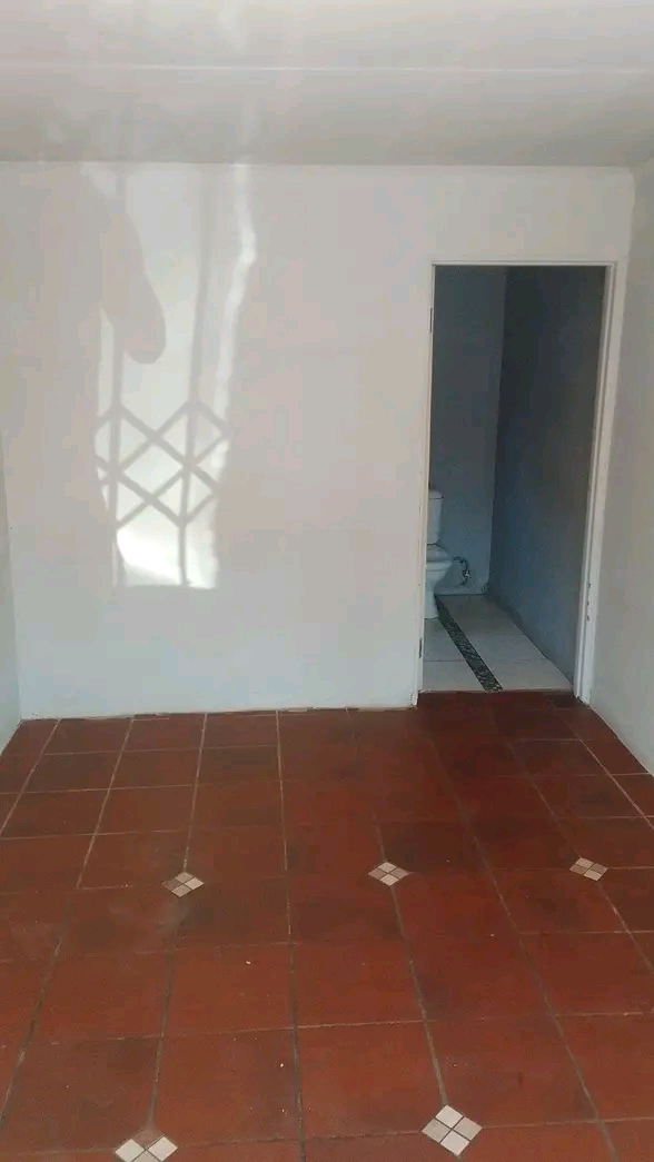 2000 garage  room ensuit to rent immediately   in Meadowlands