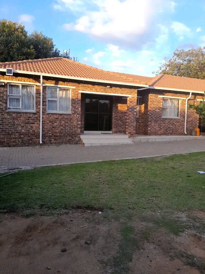 2 fitted bedroom cottage comes with fitted ki  in Norkem Park