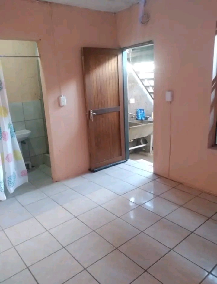 Ensuite to rent in zone 6
*washing machine f  in Meadowlands