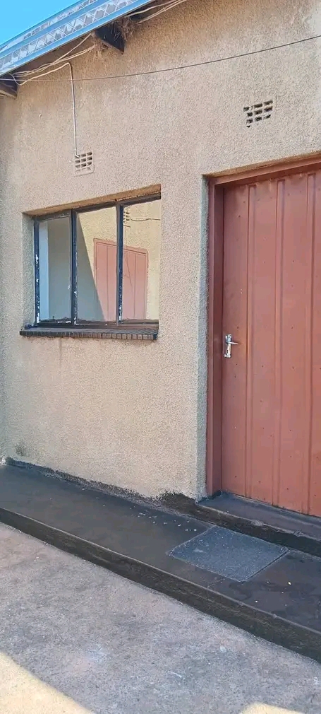 Room  near municipal and ikhwezi train statio  in Zondi