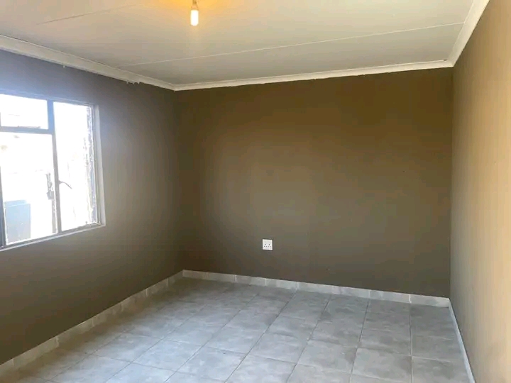Introducing a 1 bedroom cottage for a young c  in Leondale