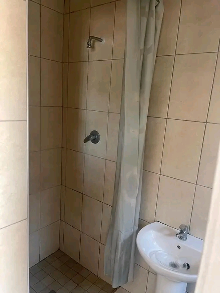 This gorgeous and clean bachelor is located i  in Kempton Park
