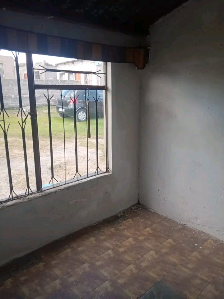 2 room to rent available
-tiled and has no c  in Difateng