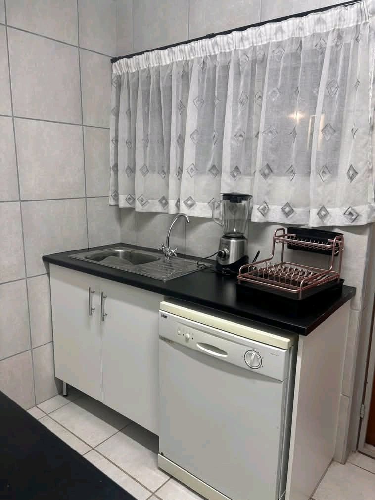 Available immediately: spacious 2-bedroom sta  in Centurion