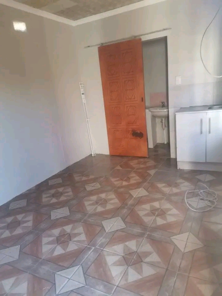 Room to rent ext 10 
rent 2500
deposit half  in Cosmo City