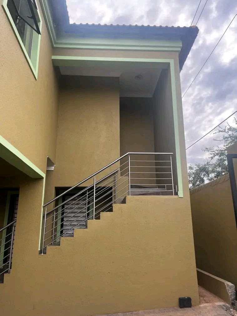 Bachelor available in ext 10
rent r4400
com  in Cosmo City