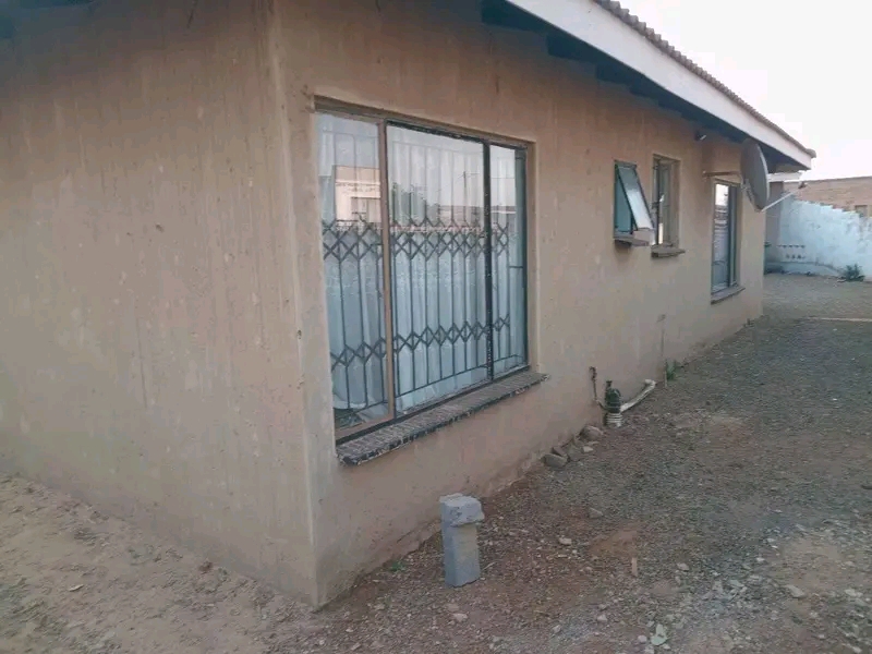 3 bedroom house available at west ext 3 close  in Evaton