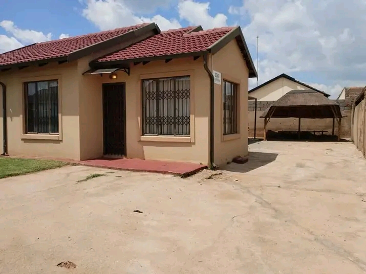3 bedrooms|1 bath|guest toilet|lounge|kitchen  in Dawn Park