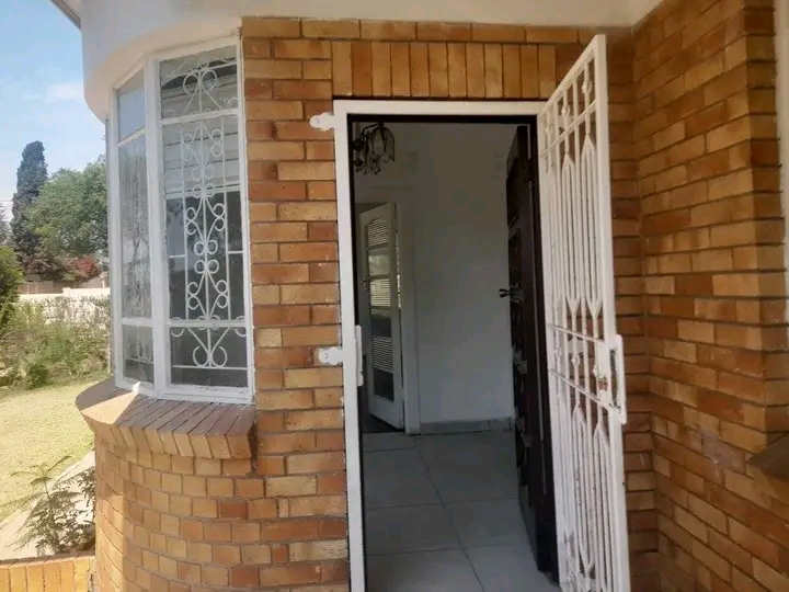 2 bedroom cottage house to let in queen stree  in Kensington