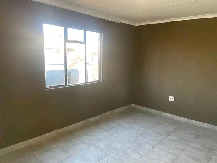 Introducing a 1 bedroom cottage for a young c  in Leondale