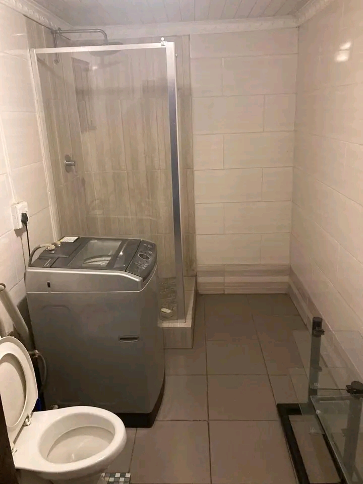 Beautiful garage with shared shower available  in Pimville