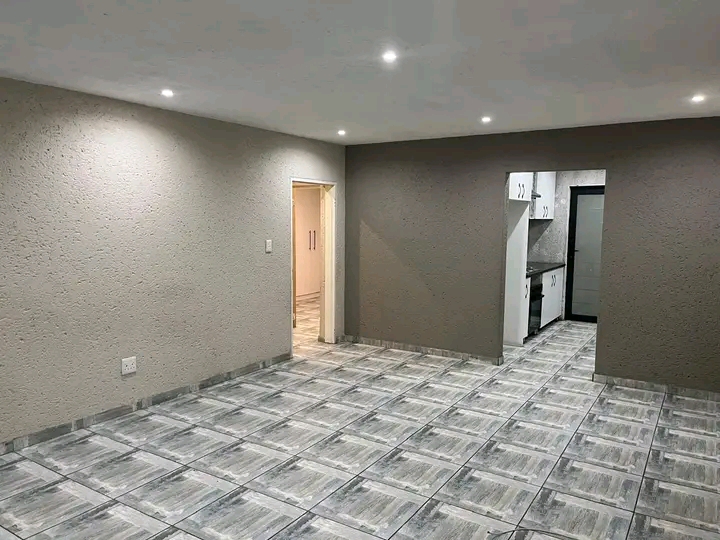 2 bedroom house to rent close to koma road 
  in Senaoane