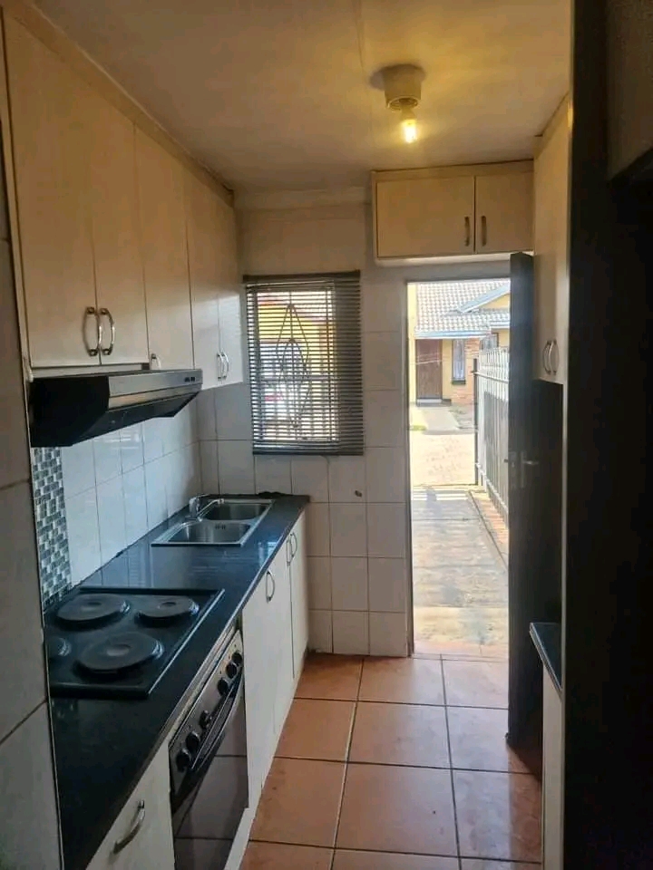 Ext 3 situated next to boxer store

2bedroo  in Protea Glen