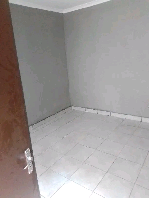 Room to rent in extension 9
-price r1000
-s  in Katlehong