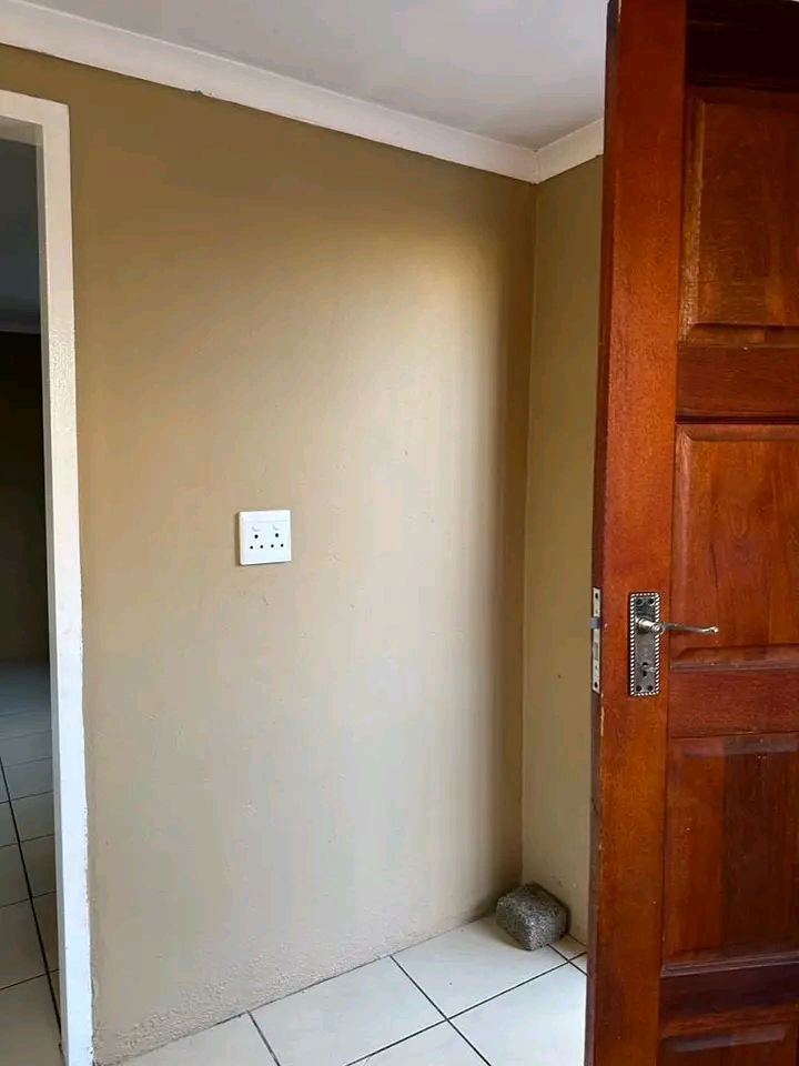 One bedroom cottage with kitchenette and show  in Molapo