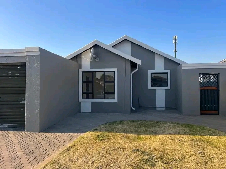 3 bedrooms with bic 
lounge 
kitchen with b  in Windmill Park