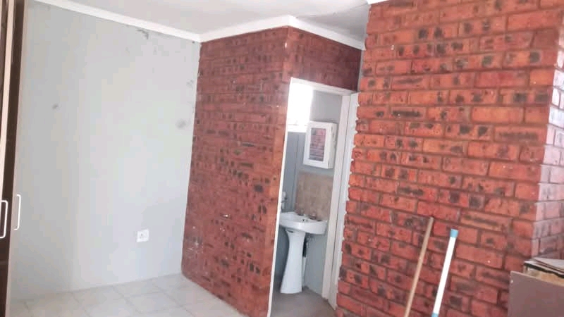 A spacious ensuite is available for r3000 at   in Pimville