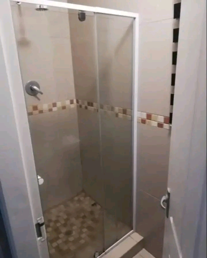 Bachelor available near meat meat for r2500pm  in Orlando East
