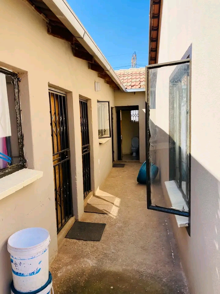 Room to let available now soweto, ext 20 
r1  in Protea Glen