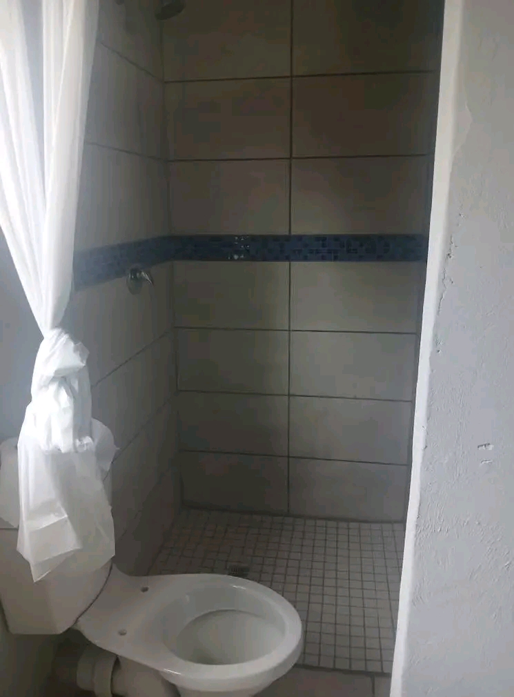 1 separate bedroom cottage with shower ,toile  in Birch Acres