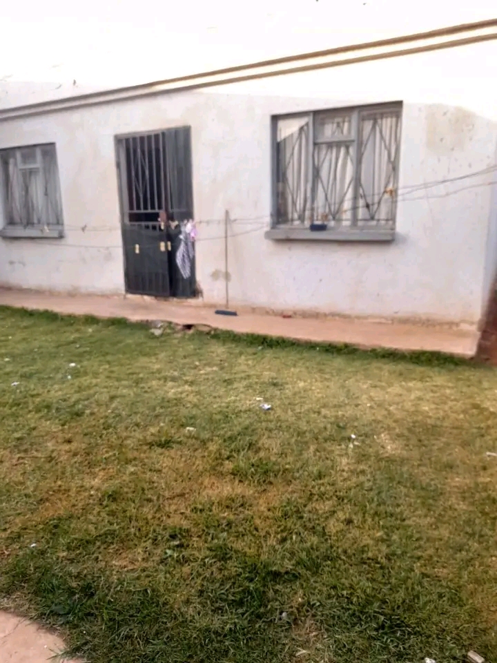 2 bedroom house with two outside rooms n gara  in Vosloorus