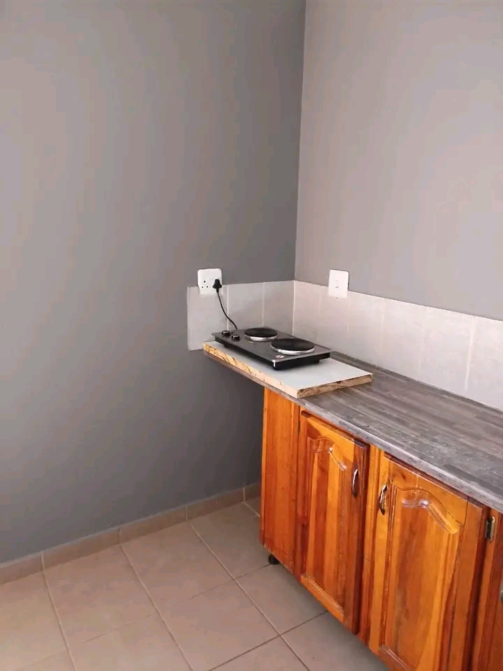 An open bachelor with fitted kitchen, 2 plate  in Old Birch Acres