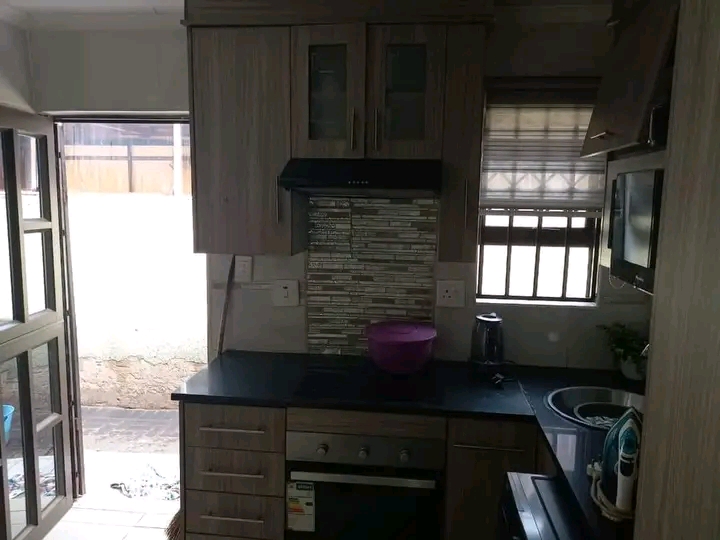House to let
rental price:r7000 plus deposit  in Windmill Park