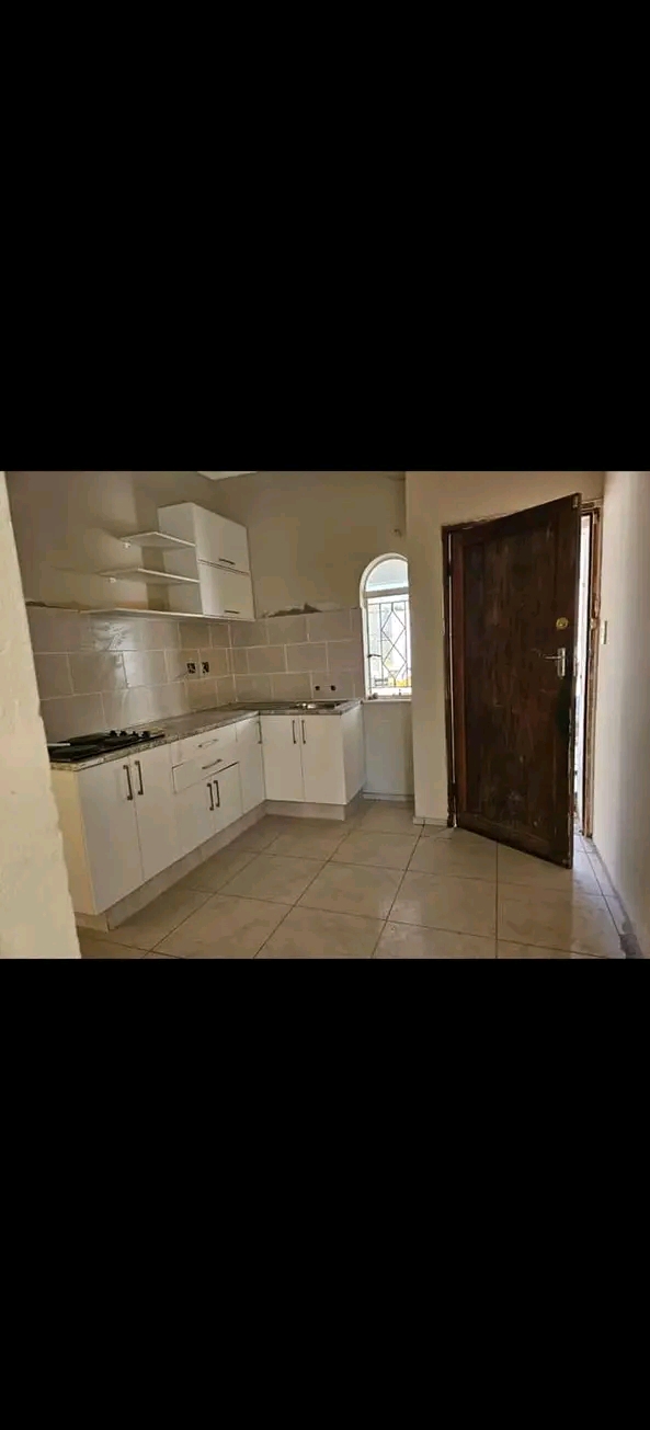 1 bedroom  cottage, comes with  fitted wardro  in Old Birch Acres