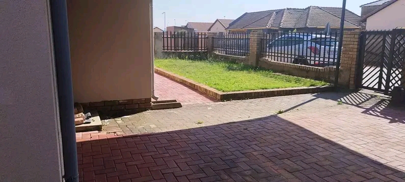 3 beds 2baths freestanding house is situated   in Ormonde