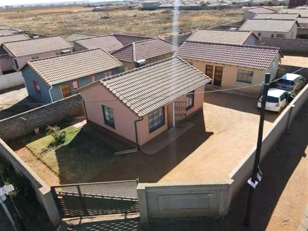 2 bedroom house
beautiful 2 bedroom house fo  in Protea Glen