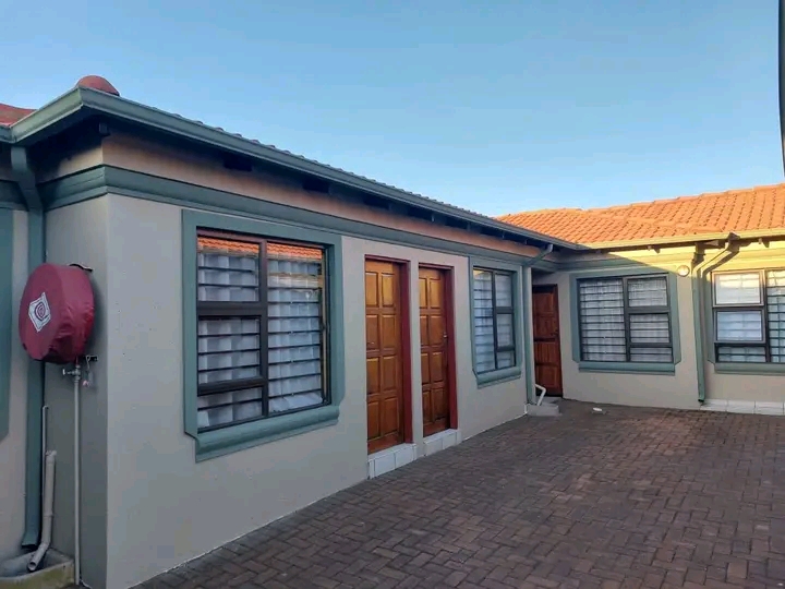 Neat room accommodation in close proximity to  in Vosloorus