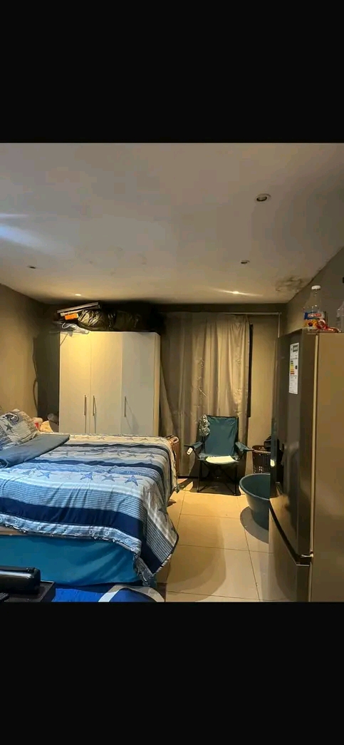 Rent: r2500
no deposit 
parking available   in Orlando East
