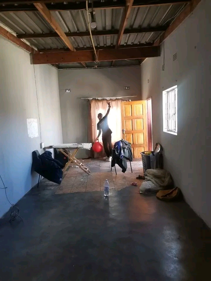 Garage available next to maponya mall. for mo  in Pimville